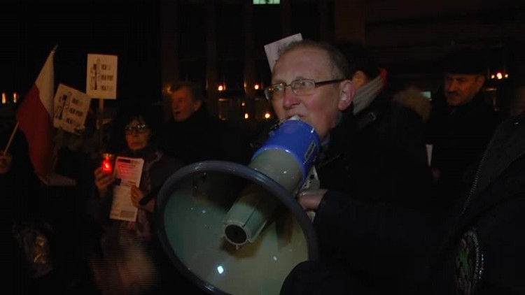 protest_przed_sadem.mp4